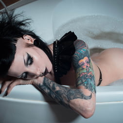 Busty Wet Fetishy Gothic Babe Bubble Bath Time