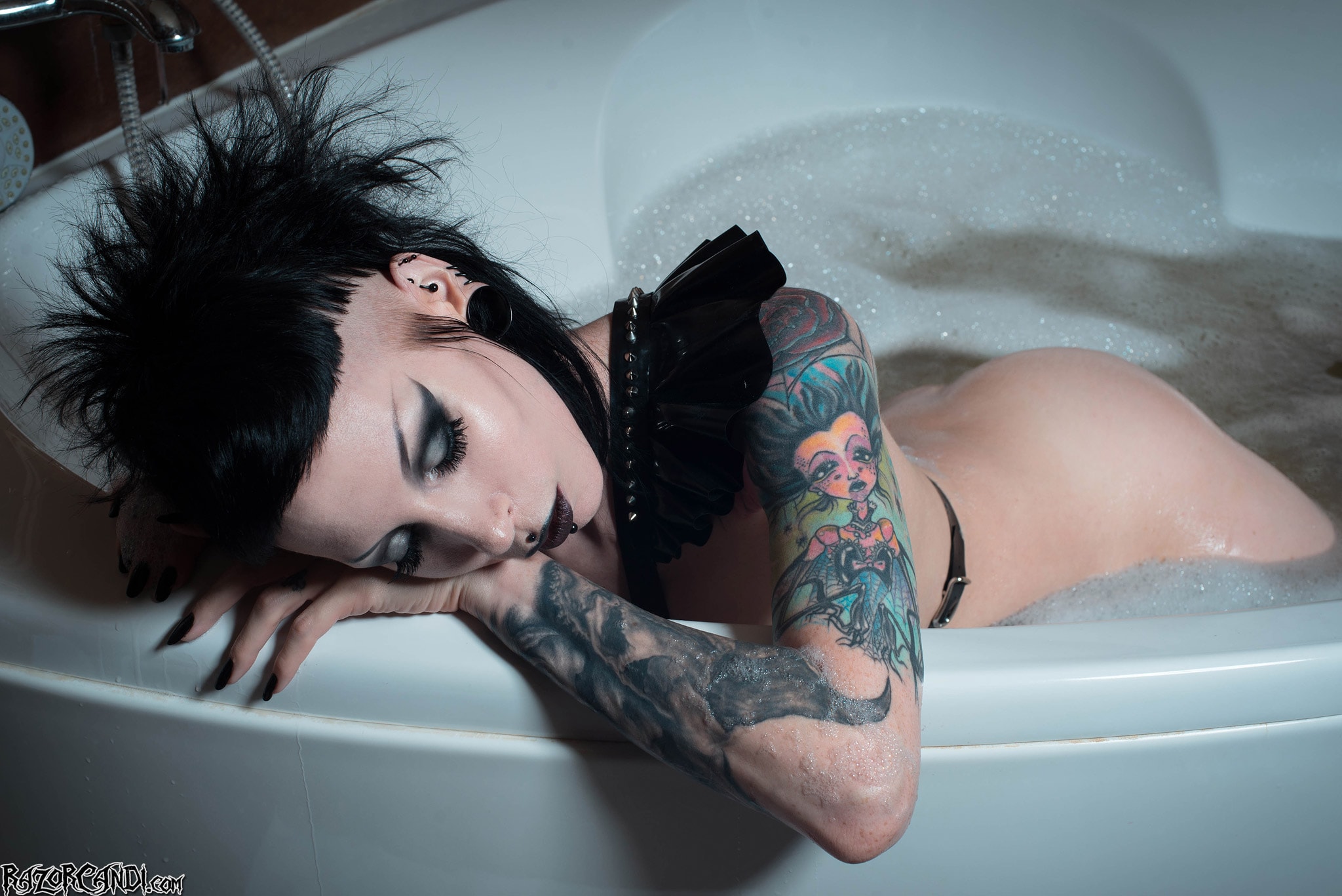 Razor Candi - Busty Wet Fetishy Gothic Babe Bubble Bath Time | Picture (12)