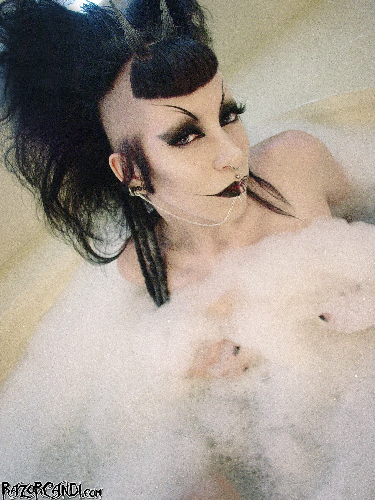 Razor Candi - Classic Gothic Deathrock Beauty in Bubble Bath | Picture (7)