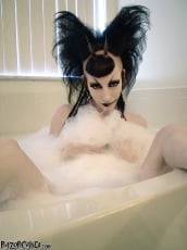 Razor Candi - Classic Gothic Deathrock Beauty in Bubble Bath | Picture (6)