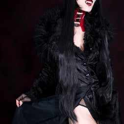 Elegantly Tempting Gothic Vampire Beauty RazorCandi