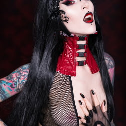Elegantly Tempting Gothic Vampire Beauty RazorCandi