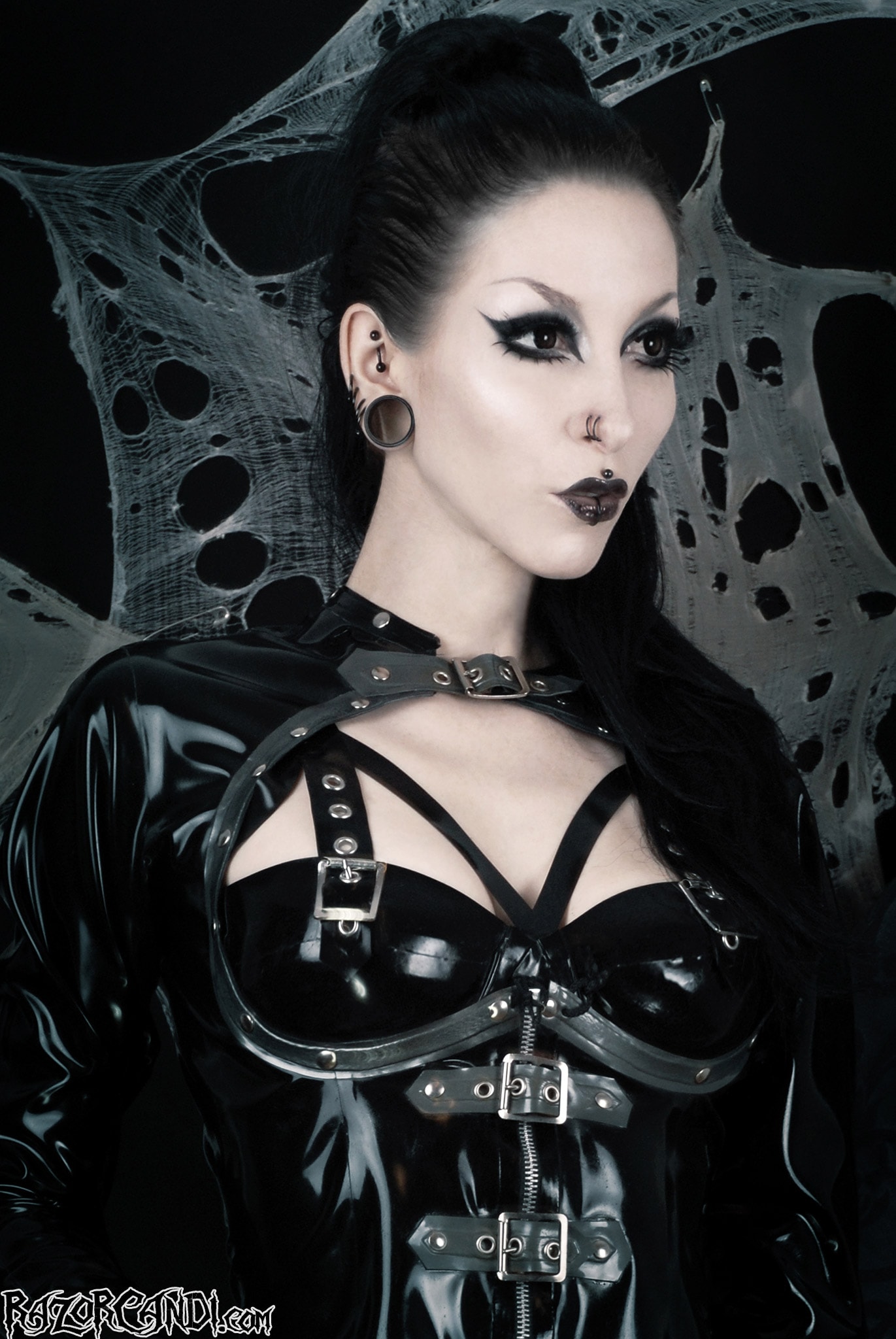 Razor Candi - Goth fetish babe in latex with nipple-clamps | Picture (2)