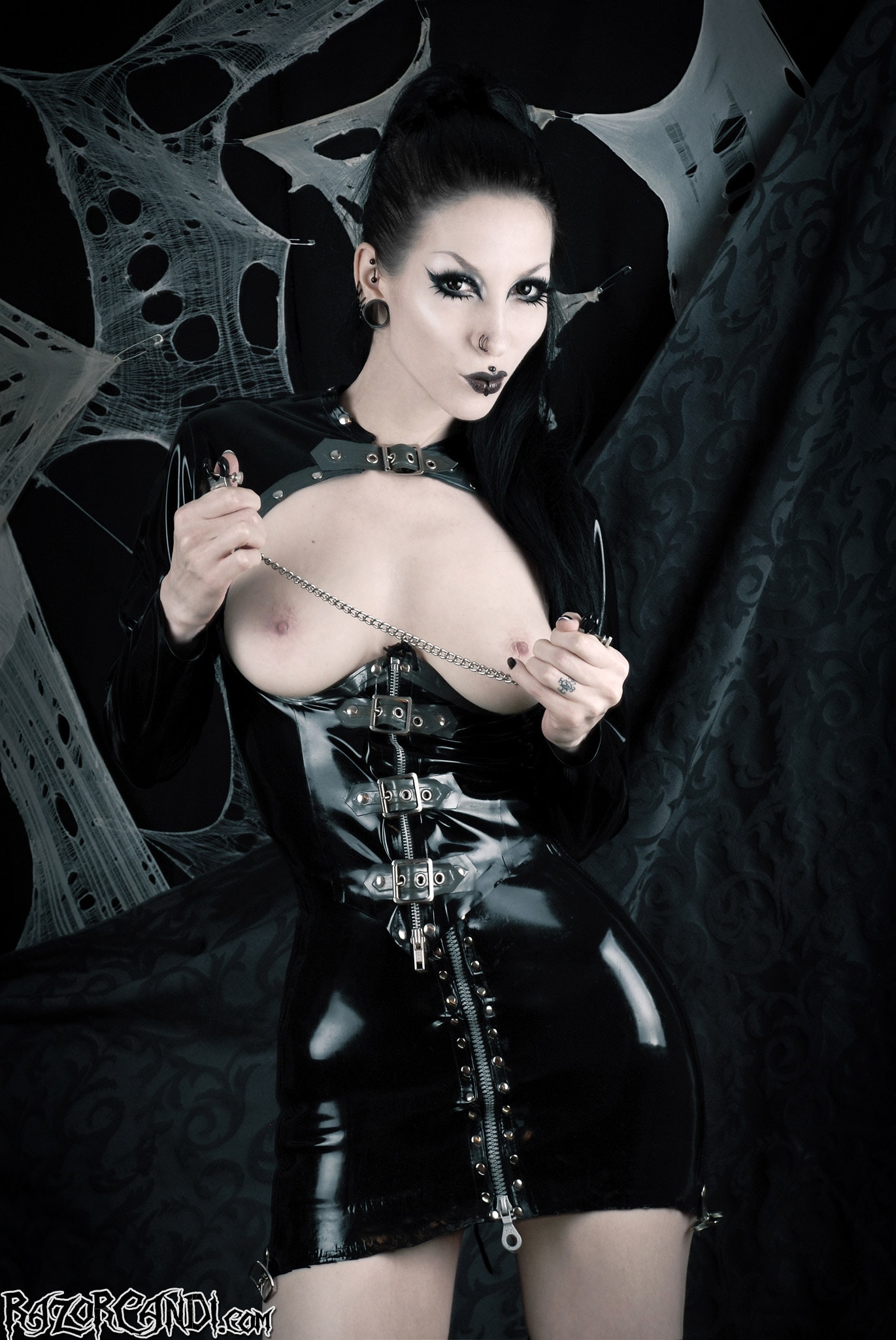 Razor Candi - Goth fetish babe in latex with nipple-clamps Picture (12) .
