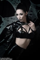 Razor Candi - Goth fetish babe in latex with nipple-clamps | Picture (6)