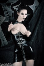 Razor Candi - Goth fetish babe in latex with nipple-clamps | Picture (12)