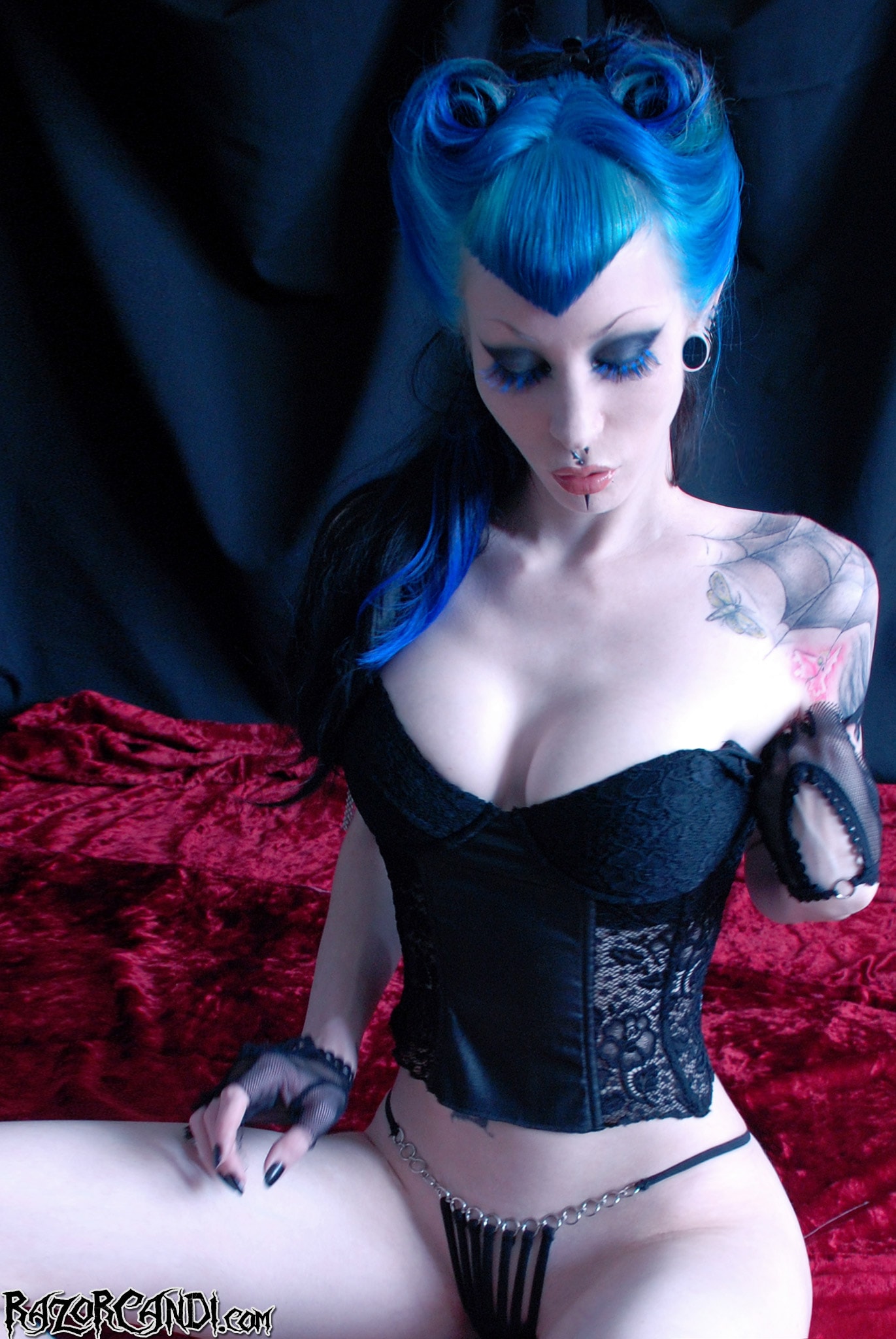 Razor Candi - Pale Skinned Blue Haired Punk Beauty Razor Candi | Picture (5)