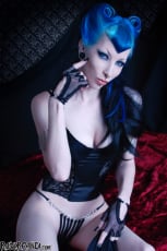 Razor Candi - Pale Skinned Blue Haired Punk Beauty Razor Candi | Picture (3)