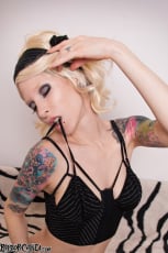 Razor Candi - Tattooed Blonde Pin-up Babe Razor Candi | Picture (8)